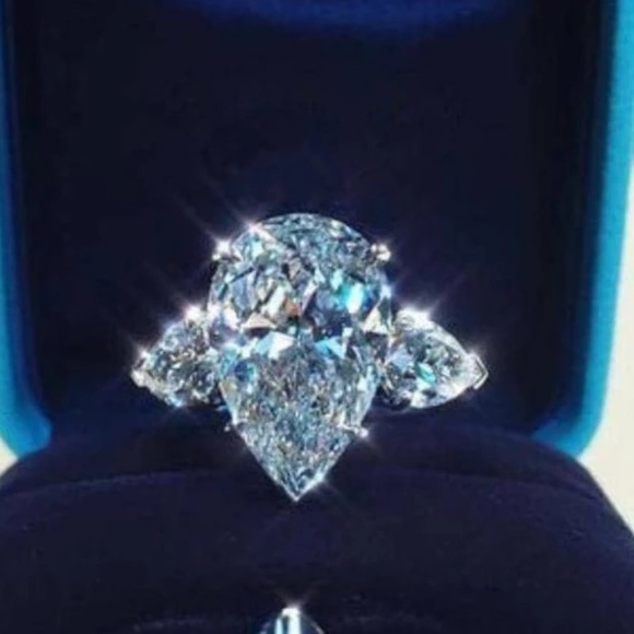 Artisan Jewelry - Glamorous Rhinestone Pear cut, Water drop Sparkle Bling Silver tone Ring Size 7